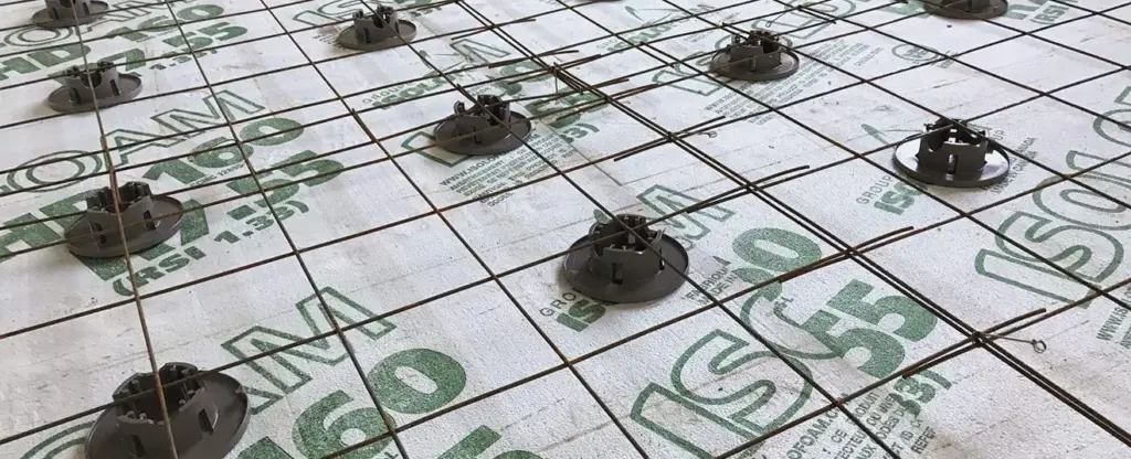 Installation de support pour dalle sur isolant.