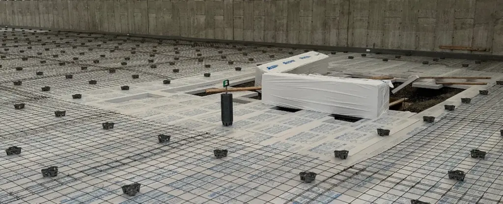 Construction avec Speedies®, treillis métallique et panneaux isolants.