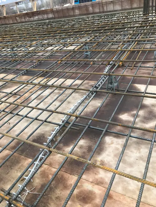 Armature en acier sur chantier de construction.