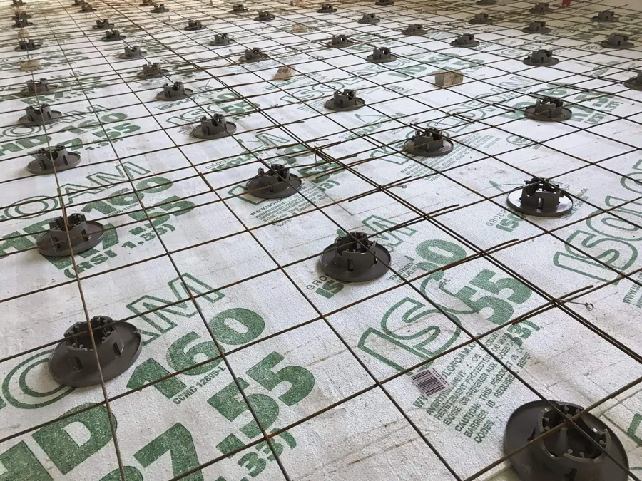 Réseau de fils métalliques sur isolant thermiques verts.